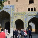 Iekšā grozās vairākas tūristu grupas - ķīnieši, vācieši, franči. Citreiz liekas, ka mēs te vienīgie vazājamies, ka visa pasaule pieder mums, bet kopš ierašanās Isfahānā, ik pa brīdim parādās šādi reality check momenti - nē, nē, neesam nemaz ar neko īpaši.