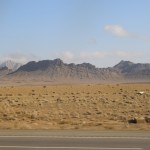 Tā, braucam uz Isfahānu. Apkārt tuksnesis. Jā, man arī likās, ka tuksnesim jāizskatās pavisam citādāk - tur smilšu kāpas, kamieļi u.t.t. Izrādās, ka tuksnešiem ir dažādi veidi - smilšaini, akmeņaini un pat sniega tuksneši! Un vēl - tuksnešos ir otra lielākā dzīvnieku un augu dažādība no visiem biomiem, uzreiz aiz lietusmežiem. Tuksneši nemaz nav smilšaini lauki bez neviena dzīvnieka! Katru dienu iemācos ko jaunu!