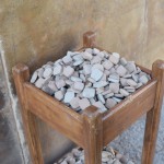 Tagad pastāstīšu par lūgšanu akmeņiem - tādi ir pieejami teju visās šiītu mošejās. Patiesībā tie nav akmeņi, bet gan māla pikuči, kas atvesti no Karbalas. Karbala ir tā vieta mūsdienu Irākā, kur tika nogalināts iepriekš jau daudzkārt minētais šiītu trešais imams Huseins, tāpēc tā zemīte skaitās vissvētākā no visām. Patiesībā der arī pikuči no citām vietām, galvenais, lai no tīras zemes/māla, bet Karbalas māli esot vislabākie. Sunnīti tādus nelieto, bet šiītu funktieris ir tāds, ka lūdzoties ar galvu jāpieskaras zemei, kaut kam dabīgam, nevis cilvēku veidotam materiālam, un, tā kā mūsdienās pārsvarā visas mošejas ir būvētas no visādiem cementa maisījumiem, diez ko dabīga tā grīda nesanāk. Tāpēc starp grīdu un galvu jānoliek Karbalas māls.