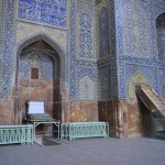 Reku galvenā mošejas vieta - Mirhābs. Tas norāda virzienu uz Meku. Ievēroji, ka tieši priekšā mirhābam ir bedre? Tur lūgšanas laikā stāv imams - tā, lai parādītu, ka viņš ir pazemīgs, dieva priekšā zemāks par visiem pārējiem lūdzējiem. Savukārt blakus esošās trepītes - tur imams kāpj, kad runā pa tiešo ar ļaudīm, nevis ar dievu. Es īsti neizpratu to loģiku, bet, acīmredzot tad, kad dievs sarunās nav iesaistīts, imams tomēr ir augstāks par pārējiem ļaudīm. Neesmu baigais islāma speciālists, bet, ja nu kāds saprot vēl mazāk par mani, tad varbūt vismaz kādu gaismu nesīšu, hehe.