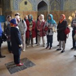 Galvenās lūgšanu zāles pašā vidū ir melns akmens, tas norāda uz vietu, kur ir vislabākā akustika. Ja imams (vai patiesībā - jebkurš cits) stāv uz melnā akmens un dzied dziesmas vai runā runas, tad viņa sakāmo var dzirdēt jebkurā mošejas vietā. Pirms elektrības un mikrofoniem šī laikam bija vienīgā apskaņošanas iespēja. Reku franču dāma nostājās un nodziedāja reliģisko dziesmiņu, tiešām ļoti iespaidīgi. Es arī pamēģināju. Dziesmiņas vietā gan situ spēcīgi ar kājām pa zemi, bet skaņa vienalga iespaidīga!