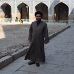 Mošejas pagalmā satikām mullu. Zini, ar ko atšķiras melno cepurīšu (turbānu) mullas no balto cepurīšu mullām? Tie, kas nēsā melnas, ir pravieša Muhameda pēcteči. Jā, atšķirībā no kristiešiem, musulmaņi jau laicīgi sāka veikt visus pierakstus, līdz ar to ir pamanījušies izsekot pravieša ciltsrakstiem. Tagad, protams, teju puse no visiem reliģiskajiem kungiem ir pravieša pēcteči - pagājuši 1400 gadi un, kā zināms, šī reģiona ģimenēs 8-10 bērni tiek uzskatīti par normu. Tur vispār ir jābūt baigajam neveiksminiekam, lai nebūtu Muhameda pēctecis, hehe.