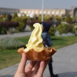 Pievēršamies laicīgām lietām - Safrāna saldējums. Ļoti garšīgs! Vispār šī reģiona saldējumi garšo pavisam citādi nekā pie mums Eiropā, jo to sastāvā parasti ir vēl viens slepenais ingredients - saleps. Saleps ir tāda viltīga viela, ko iegūst no Orhideju (patiesībā no kāda orhideju dzimtes bumbuļauga) cietes, un tas palīdz saldējumiem tik ātri neizkust. Šeit taču vienmēr ir karsti, parastajam saldējumam nebūtu nekādas izredzes tikt apēstam pirms tas izkūst.