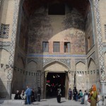 Otrajā laukuma galā ir pavisam sekulāra lieta - bazārs. Vislielākie un lepnākie bazāra vārti, kādus jebkad esmu redzējis!