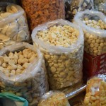 Uzmini nu, kas ir tie baltie bumbuļi plastmasas maisos! Pareizi, siers! Es arī uzreiz atminēju. Ļoti sauss, ļoti sāļš un ļoti taukains siers. Garšo pēc kaut kādām sūkalām. Mūsu čomi apgalvo, ka tādu sieru lieto tikai un vienīgi gatavošanai, bet pēc tam pamanīju, kā pa kluso paši knakstās ap šiem sieriem, un nemaz negatavo! Novico visu tāpat! Starp citu, ļoti bīstami ir norādīt uz lietām un teikt - ō, šis gan ir inčīgi! Jo gribi vai negribi, attiecīgā lieta momentā tiks pa kluso nopirkta un pēc tam uzdāvināta. Piemēram, šāds siers. Ko man ar viņu darīt?! Un nabaga irāņi tik tērē un tērē savas sūri sastrādātās naudiņas! Viņi, protams, grib tikai labu, bet galu galā sanāk tā, ka mums jāizsargājas no neparastu lietu apbrīnošanas.