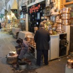 Vara lietu nodaļa. Tepat vīri metina (lodē?) grāpjus, pannas, bļodas, tepat arī pārdod. Izskatās gan, ka ražotājvīra jaudas ir daudz lielākas, nekā pārdevējvīra jaudas - tik daudz katlu jau sakrājies, ka veičītī pat vairs nav vietas!