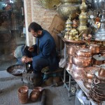 Ražošanas pēdējais solis (tas ir, pēdējais pirms slīpēšanas un spodrināšanas) - nikna klapēšana ar āmuru pa dažādām grāpīša vietām. Vīrs izskatās tik naidpilns! Man šķiet, ka viņš nabaga katliņa vietā iedomājas kāda sena pāridarītāja galvu.