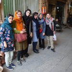 Kārtējā pozējamā kopbilde - ar Parastū māsu Parinas un viņas skolasbiedrenēm. Arī viņas, protams, gribēja mūs satikt un uzdot visus ierastos jautājumus: No kurienes mēs esam? No kurienes? No kurienes, kurienes? (Neviens, nezina, kas ir Latvija) Kā mums patīk Irāna? Kas vislabāk patīk Irānā? Vai mums patīk Irānas ļaudis? U.t.t. u.t.t. Par lielu izbrīnu pašam, man joprojām tie jautājumi nav apnikuši. Joprojām labprātīgi katru reizi sniedzu vienas un tās pašas atbildes, uztaisu kopīgus selfijus un vispār izdaru visu, kas tādās reizēs parasti jādara. Neskatoties pat uz to, ka tas notiek kādas 5-10-100 reizes dienā. Vienīgais, kas tiešām ir apnicis - skaidrot, ka Latvija nav tas pats, kas Lietuva. Stulbie leiši!