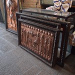 Senās Persijas un Zoroastrisma motīvi vara gleznā! To droši vien nesauc par gleznu, bet tā kā man agrāk nav gadījusies nekāda saskare ar šādiem mākslas darbiem, tiešām nav ne jausmas, kā tāds pareizi jāsauc. Arī šos darbus vīriņi tepat uzmanīgi karsē un kaļ. Šie, ja kas, ir drausmīgi dārgi, vēl dārgākāki nekā tepiķi (kvadrātmetrā)! Viens šāds darbiņš var maksāt simtus un pat tūkstošus eiriku.