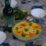 Tā, pēc kultūras programmas jādodas mājās uz pusdienām, uz vēl dažiem tradicionāliem ēdieniem. Piemēram, attēlā redzamā Horešt Mast sastāvā ir jogurts, cukurs, safrāns un jēra gaļa. Neteikšu, ka ir negaršīgi, bet laikam pie tāda garšu komplektiņa bišķiņ jāpierod, pirms saukt to par savu mīļāko ēdienu, hehe. Šis esot ārkārtīgi sarežģīti gatavojams ēdiens, bet Parastū mammīte, padzirdējusi, ka gribam nogaršot visu ko tradicionālu, pagatavoja Horešt Mast, jo tas ir tieši Isfahānai raksturīgs ēdiens.