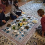 Un, tā kā tas ir ĻOTI tradicionāls ēdiens, jāēd arī tradicionālā veidā - uz zemes (vispār man šķiet, ka citas maltītes tika ieturētas pie galda tikai mūsu dēļ, lai izrādītu cieņu viesiem un viņu kultūrai). Protams, bez Horešt Mast tiek pasniegti vēl kādi 2-3 ēdieni, citādi - kas tā par maltīti?! Tas zaļganais mazajās bļodiņās ir mūsu abu absolūtais Irānas ēdienu favorīts - Gorme (Horme?) Sabzi. Sastāva miljons dažādi zaļumi, pupas un bieži vien arī liellopu gaļa. Ā, un pats svarīgākais - mazi kaltēti citroni. Tie gan nav jāēd, tie tikai atdod garšu pārējām sastāvdaļām.