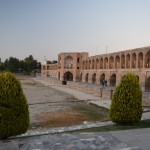 Kā solīju, rādu arī pārējos tiltus! Haha, nebaidies, nerādīšu visus vienpadsmit. Viņi patiesībā visi diezgan līdzīgi viens otram, tā kā nav nekādas vajadzības. Ja nu kāds ir baigais tiltu fans, varu nosūtīt pārējo tiltu bildes privāti, haha. Šo sauc Hadžu tilts. Šo uzbūvēja Šahs Abbas, tikko pārcēla savu galvaspilsētu no Kazvinas uz Isfahānu. Tas pats, kurš uzbūvēja arī iepriekš redzētos vārtus, laukumus un visu pārējo. Vispār Isfahānieši ļoti labi ieredz Šahu Abbasu.