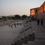 Tikko ieradāmies pie tilta, iestājās tumsa un ieslēdzās tilta lampiņas. Vispār tilts tāds netiltīgs, vismaz galīgi ne tuvu tāds, pie kādiem tiltiem esam pieraduši mēs - paskat, cik zema augsta gultne! Izskatās, ka upei pacelties augstāk par kādu pus metru nav brīv! Kad vaicājam, kad upē būs ūdens, vienmēr saņemam atbildi - piektdien! Es nezinu, vai tas ir joks vai nē, piektdienu Isfahānā tā arī nesagaidījām.