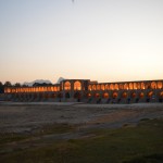 Liktos, ka piektdien ūdenim varbūt jātek caur tām apakšējām arkām, nē? Bet tad atkal tiktu appludināti arī visi upes krastā esošie soliņi un pārējā infrastruktūra. Kāpēc upe ir tik sekla? Kā tā tiek cauri tiltam? Kāpēc ūdens ieradīsies tieši piektdien? Es neko nesaprotu!