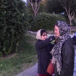 Karīna atkal netiek galā ar savu Hidžābu! Starp citu, pievērsiet uzmanību, pie kāda glauna lakata tikusi! Tas ir biezais ziemas lakats, lai nesalst austiņas, jo līdz ar tumsas iestāšanos Isfahānā paliek diezgan auksti, esam diezgan augstu virs jūras līmeņa tomēr. Protams, ne tik auksti, kā tagad pie jums, Latvijā, hahahahah!