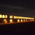 Pēc gariem strīdiem ar taksistiem, un viena, vislabākā izvēlēšanās (~5 eiriki par 10 kilometriem! Highway robbery!), nonācām pie saviem čomiem, kuri mūs uzreiz veda skatīties skaistās vietas. Tātad, Allāhverdi Khan tilts. Tautā saukts par 33 arku tiltu - tā kā tilta režisors bija gruzīns, ļaudis domā, ka skaitlis 33 simbolizē Jēzus dzīves gadus. Kopā Isfahānā ir 11 tilti, tos visus jums parādīšu, labi?