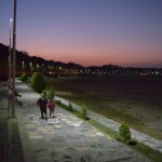 Reku mirklis pēc saulrieta un Parastū mammīte skrienas ar savu māsasdēlu gar upes krastu! Visa Parastū ģimene ir ļoti reliģiska, godīgi lūdzas piecas reizes dienā, ievēro visus islāma noteikumus, bet, re, padzīvojusi, reliģiska sieviete mierīgi var publiskā vietā skrieties ar puišeļiem! Tas islāms, ko es redzu, nudien nav tāds, kā pirms tam biju iedomājies. Neredzu ne nocirstas rokas, ne kungus ar vairākām sievām. Kad vaicāju par visiem šiem briesmu likumiem, visi kā viens atbild - tas jau tikai Saūda Arābijā tā notiek. Kādreiz jāaizbrauc paskatīties, hehe.