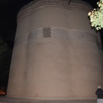 Ļoti nesmuka bilde, bet nevarēju nepastāstīt par baložu torņiem. Šis te, tātad, ir baložu tornis. Tādā senāk persieši iebūvēja baložiem piemērotas guļvietas, šad tad piebaroja, un rezultātā ieguva labu mēslojumu! Īsāk sakot, šis tornis līdz pusei bija pilns ar sūdiem, haha! Būtu vēl nosaukuši par dūju torni, dzejnieki, haha.