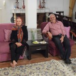 Ciemos ierodas Parastū vecvecāki. Visi grib iepazīties ar mums! Turklāt opis mani sabučoja! Trīs reizes! Nebiju irāņu uzvedībā neko tādu pirms tam novērojis, tāpēc sarēķināju, ka opis noteikti samācījies, ka rietumnieki tā dara, tāpēc lika lietā savas zināšanas, hehe. Lai gan nerunā angliski, abi ļoti sirsnīgi ļaudis, to taču var no žestiem nolasīt.