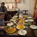 Bet, pirms apmeklēt pārējos tiltus, jāietur vakariņas. Mūsu draudzenes Parastū (kreisajā pusē, ar rozā jaciņu) ģimene par mums rūpējas labi, galdus klāj kārtīgi. Šitādi un tādi rīsi, vistas, salātiņi, mērcītes! Kārtīga tradicionāla persiešu/irāņu maltīte - jāparāda taču viesiem kultūra. Visiem ēdieniem, diemžēl nosaukumus vairs neatceros, bet dažus mīļākos ar laiku parādīšu, ja?