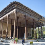 Chehel Sotoun persiešu valodā nozīmē četrdesmit kolonas, un pils tā nosaukta par godu tās divdesmit kolonām. Divdesmit īstās plus vēl divdesmit, kas atspīd ūdenī - kopā četrdesmit! Lieliski. Tikai man nekādi nesanāk saskaitīt pat tās divdesmit! Varbūt uz restaurāciju pārītis noņemts?