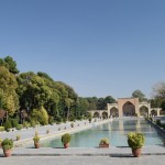 Šajā baseinā būtu jāatspīd otrajām divdesmit kolonām. Bet nav nevienas! Labi, labi, es zinu, ka gaisma tā nestrādā, ka diez vai varēšu redzēt kolonu atspulgu, ja tās atrodas man aiz muguras. Bet dodu savu godavārdu, ka arī no otrās puses nekādas kolonas nekur neatspīd! Viltvārži!