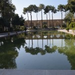 Toties re, kas redzams aiz pils! Priedes ar atspīdumiem! Būtu labāk visu šo kompleksu nosaukuši par astoņpadsmit priedēm! Izklausās arī poētiskāk. Vai par mežu! Jo te tos kokus vispār nevar saskaitīt!