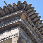 Arī šo koka pili ķirmja kungs nav pasaudzējis! Reku jau taisās caurumi!