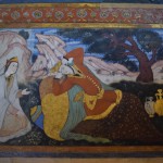 Iekšā ēkā ir kaudzēm gleznu, gleznojumu, zīmējumu un rotājumu. Šī pils bija paredzēta tikai ārzemju viesu uzņemšanai, nevis dzīvošanai, tāpēc gultu un vannu vietā viss piebāzts ar mākslu. Piemēram, šādiem darbiem. Es jau biju par šādiem vispār aizmirsis, bet tikko ieraudzīju, uzreiz atcerējos bērnību - Brīnumzemes pasaku grāmatu sēriju. Man šķiet, ka visās Kazahu, Indiešu, Azerbaidžāņu un Arābu tautu pasaku grāmatās bija apmēram šādas bildes. Izrādās, ka Persijā tikmēr šo sauc par Kafijas namu (Coffee-house) mākslu! Nevis brīnumzemes pasaku mākslu! Phe.