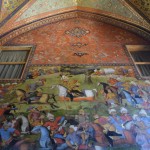 Reku kaujas ainas arī! Jā, es redzu, ka labā puse ir pārgaismojusies, bet patiesībā gribēju norādīt uz to sarkano sektoru augšā. Islāma mākslā parasti dominē zila, zaļganzila un dzeltena krāsa, bet šeit - viss sarkans! Nice!