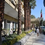 Re, kreisajā pusē redzams Abbasi hotel, visdārgākā viesnīca Isfahānā. Jā, visas svarīgās Isfahānas lietas tiek sauktas šaha Abbasa vārdā. Runā, ka lētākais numuriņš šeit maksājot 700 eiro par nakti. Tomēr tie ir meli, nupat sagūglēju, lētākais ir 125 eiro, un pats dārgākais tikai apmēram 350. Psē, lētā viesnīca. Bet es noteikti iesaku pagūglēt, kā tur izskatās iekšā. Ieraksti gūglē "Abbasi hotel Esfahan" un paskaties bildes, labi? Runā arī, ka šī esot visglaunākā viesnīca visā Irānā, pēc bildēm šķiet, ka tā arī varētu būt, bet, tā kā lielie runātāji jau vienreiz mani ir piečakarējuši, vairs neuzķeršos!