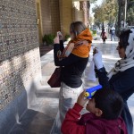 Dāmas bildē skaistās Abbasi hotel flīzītes, būs atkal pilni instagarami. Mazais Reza arī bildē. Ar plastmasas ieroci. Nezinu, kas viņam būs pilns, bet instagrami noteikti nē.