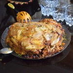 Tā, pastaigājuši esam, laiks pusdienām. Kad Parastū teica, ka šodien pusdienās būs pasta, galīgi nebiju iedomājies ko šādu. Jā, zem visām tām gaļām, dārzeņiem un sēnēm patiešām slēpjas spageti, tā kā - melots nav. Tās plāksnes, kas visapkārt ēdienam, starp citu, ir pašu lasītas sēnītes. Izrādās, tā nemaz nav, ka mēs vienīgie tādi jocīgi skrienam pa mežu un vācam visu ko no zemes.