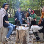 Reku mūsu irāņu ģimenes dārziņš. Vismaz reizi nedēļā visi savācas šeit un grilē. Grilē visu, ko var atrast - tās pašas sēnes, jebkādas ogas, dārzeņus, sēklas, riekstus, tiešām, tiešām visu. Tāpat uz ugunskura nepārtraukti stāv lielais čaiņiks. Pasarg' dies, sanāks kādu stundiņu nosēdēt bez tējas dzeršanas, ne, ne. Un atšķirībā no mūsu mazdārziņiem, te aug visādas vīģes, persiki un kas tik vēl ne. Forši!