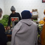 Dārzeņu veikals. Parastū parāda visus zaļumus, kas jāliek Gorme Sabzi putrā (atceries, pirms pārdesmit bildēm rādīju tādu, kopā ar to jēra gaļas desertu). Kādas piecas dažādas lapas, no kurām es atpazinu tikai dažas. Es, protams, neesmu baigais pavārnīcas pārvaldnieks, bet domāju, ka retais atpazītu visus tos augus, kādi te tiek pārdoti. Reizē ar zaļumu ekskursiju, Parastū arī sapērkas kaudzīti saldo citronu, arbūzu un vēl šādu tādu nieku, kas beigās, protams, izrādās dāvanas mums. Mēs taču šovakar dodamies prom, tāpēc līdzi jādod ciemakukulis!