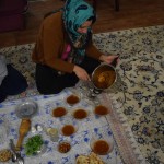 Atvadu vakariņās - Dizi. Standarta irāņu joks: "Want to get dizi tonight?" Dizi izklausās tāpat kā dizzy, ja? Baigā vārdu spēle, ja? Dažu minūšu laikā man nākas skaidrot jau otro joku, šķiet pienācis laiks nolikt lieliska jokdara mandātu, ehh. Bet bet bet - Dizi ir visinčīgākais irāņu ēdiens. Neteikšu, ka visgaršīgākais, bet inčīgākais noteikti. Tātad - lielajā grāpī tiek savārīti turku zirņi, tomāti, garšvielas, jēra gaļa, kartupeļi un vēl visādi citu ēdienu pārpalikumi - sākotnēji dizi, tāpat kā visādas soļankas ukraiņiem un gaspačo spāņiem, bija nabagu ēdiens, bet tagad tā ir vesela darīšana. Kā redzi, lielajā grāpī tiek atdalīta novārījuma šķidrā daļa un salieta bļodiņās. Pie cietās daļas atgriezīsimies vēlāk.