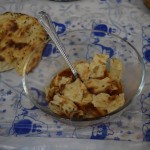 Tālāk visi nikni plosa maizi un pa maziem gabaliņiem met šķidrajā daļā (estētisku apsvērumu dēļ turpmāk to saukšu par zupiņu). Pāris minūtes vēlāk no zupiņas nav ne miņas, visa uzsūkusies maizītēs, un tad visi priecīgi ar karoti vico samirkušo maizi.