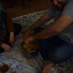 Nākamais solis - stiprākais ģimenes vīrietis (nesaprotu, kāpēc šī loma nepienācās man) ņem stampu un nikni stampā (jā, ar dizi tā ir - vissvarīgāk visu darīt nikni) zupas biezumus (lai nebūtu jāsaka "cietā daļa").