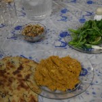 Kad viss sastampāts skaistā putriņā, atkal ņemam maizi, liekam klāt zaļumus, marinējumus un ēdam! Re, sanāk divi gandrīz atšķirīgi ēdieni! Tāds, lūk, brīnums ir dizi!