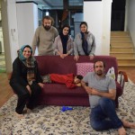 Atvadāmies no mūsu priecīgās ģimenes! Divi svarīgi ģimenes locekļi gan iztrūkst, viens atlūzis, bet ģimene paliek ģimene! Re, labajā pusē uz zemes jau mūsu sakrāmētās somas, tūdaļ jau dodamies uz nakts autobusu, brauksim uz Šīrāzu.