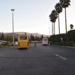 Nākamais rīts. Šīrāzā ir ļoti silti, un visapkārt rādās kalni. Un tāpat kā Isfahānā, tikko izkāpjam no autobusa, no visām pusēm mūs apstāj pēc importa naudas izsalkuši taksisti. Pēc īsas cīņas atmetam ar roku patstāvībai un ļaujam vienam, mūsuprāt, vissimpātiskākajam, taksistam par negodīgu naudas apjomu aizvest mūs līdz centram. Tāpat jau nekas vairāk par pāris eirkiem tur nesanāk.