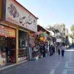 Centrā mūs sagaida suvenīru veikali un uzraksti uz riekstu veikala angļu valodā! Kas notiek?