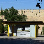 Vēl pāris soļus tālāk - tūrisma informācijas centra stendiņš! Ārprāts, ārprāts! Jūtamies kā nokļuvuši atpakaļ Eiropā! Labi vismaz, ka tas tikai dekoratīviem nolūkiem, iekšā neviena nav, un trīs dienu laikā, ko pavadījām Šīrāzā, tā arī ne reizi neredzēju šo centru darbojamies.