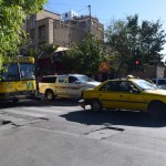 Pēc smagā nakts pārbrauciena autobusā Karīna atlūza, tāpēc atstāju viņu mājās un devos pastaigā viens. Un dabūju redzēt pirmo autoavāriju!!! Nekas gan nopietns - diviem sabiedriskā transporta pārstāvjiem gadījās saķerties ar bamperiem, bet vienalga - neticami, ka ar šo nenormālo satiksmi, tikai tagad pienācis brīdis, kad tiešām kāds netika cauri sveikā neskarts, hehe.