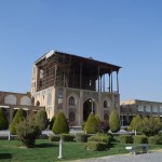 Pirmais apskates objekts - Ali Kapu (vareno vārtu) pils. Par vārtu pili to nosauca tāpēc, ka savulaik tā tiešām kalpojusi par vārteju uz neskaitāmajām Safavīdu dinastijas valdības un parlamenta ēkām, kas atradās aiz pils. Tomēr, neskatoties uz to, Šahs Abbas savulaik mēdzis šeit dzīvot un uzņemt citu valstu diplomātus. Es gribētu, lai arī Raimonds Vējonis dzīvo vārtos. Vai durvīs. Durvju prezidents!