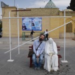 Foto ar mani un piedzērušos mūķeni! Haha, nē, āzēju taču. Tā patiesībā nav mūķene, bet gan parasta musulmaņu sieviete, un tas, kas izskatās pēc vēmekļiem viņas klēpī, patiesībā ir sveču vasks (sveces taču taisa no vaska, ja?)! Ļaudis vienkārši izrādījuši godu sievietes piemineklim un likuši viņai klēpī/rokās svecītes, pēc tam aizmirstot novākt pārpalikumus.