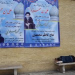 Turpat blakus, pie pašas Ali Ibn Hamzes svētnīcas vēl viens noguris šmulis. Apgūluši ap novemto mūķeni, hehe. Nu, nezinu, secinājumus izdariet paši, man nav gana informācijas, lai kaut ko apgalvotu.