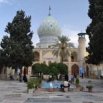 Svētnīcā iekšā gan viss pavisam citādi - neviena šmuļa, viss skaists un spīdīgs. Šeit ir apglabāts Emīrs Ali, viens no Imama Rezas čomiņiem (par Imamu Rezu, astoto šiītu imamu, parunāsim vēlāk, kad nonāksim pie viņa kapenēm, labi?). Emīrs Ali bija ceļā uz Horasanu, lai palīdzētu Rezam cīnīties pret ļaunajiem, bet diemžēl tālāk par Šīrāzu tikt viņam neizdevās. Šī svētnīca gan būvēta pavisam nesen - 19. gadsimtā. Iepriekš te bijusi cita, kuru nogrāvusi zemestrīce, pirms tās vēl cita ar tādu pašu likteni, un vēl cita, un vēl cita. Šīrāzieši no kļūdām nemācās.