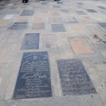 Visa iekšpagalma grīda noklāta dažādiem kapakmeņiem, vienam otram pat virsū bilde (gan jau, ka aizgājējs bijis rados ar gruzīniem). Un šī grīda arī ir visas svētnīcas finansēšanas avots - visi, kas te apglabāti, šķīrušies no pamatīgas summiņas, lai tiktu pie tāda goda. Un tāpēc tagad mums jāstaigā pa līķiem, ārprāts, ārprāts!