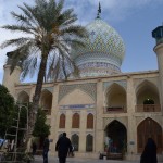 Visapkārt svētnīcai izvietoti plakātiņi, ka šeit tiek laipni gaidīti arī nemusulmaņi un pat neticīgie, tāpat tiekam laipni aicināti fočēt uz velna paraušanu (varbūt ne gluži tādos vārdos, bet ideja ir skaidra, ja?), tāpēc tieši to arī darām. Svētnīca skaista, ar zilu kupolu, palmiņām, viss kā pienākas.